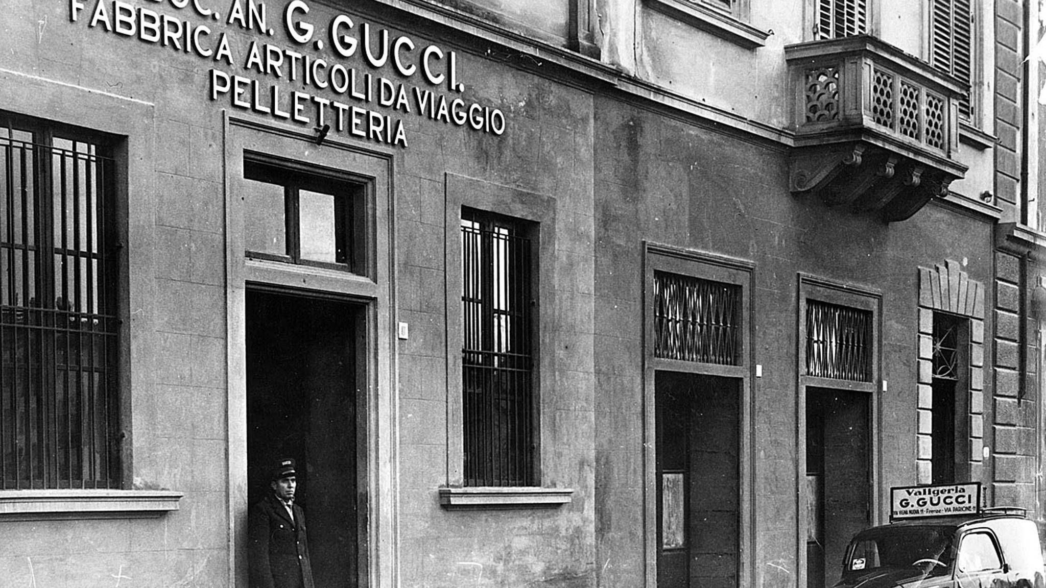 Gucci là một thương hiệu thời trang cao cấp của Ý được thành lập vào năm 1921 bởi Guccio Gucci.
