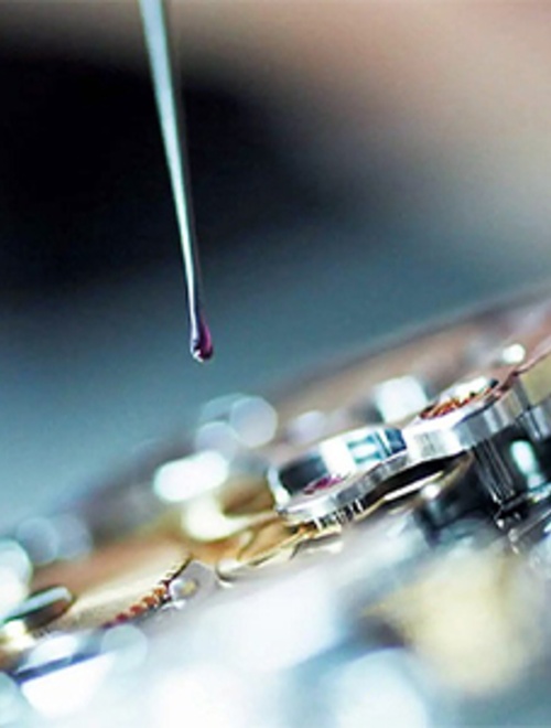 Lau dầu - Bảo dưỡng đồng hồ uy tín tại Tân Tân Watch