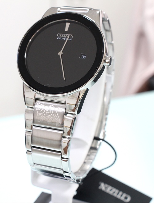 Khắc laser đồng hồ đeo tay - Khắc logo, tên, hoa văn theo yêu cầu