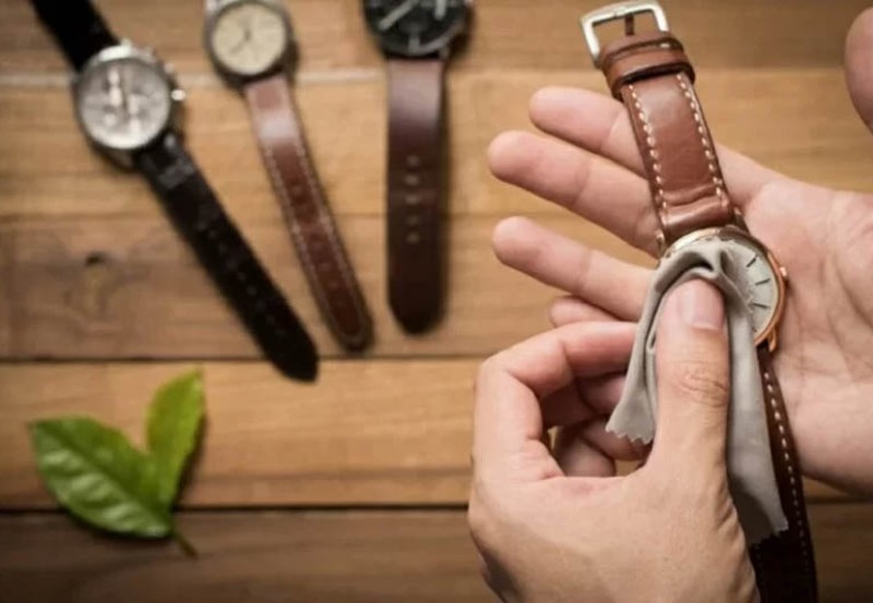 Cách tự vệ sinh đồng hồ ngay tại nhà cực đơn giản