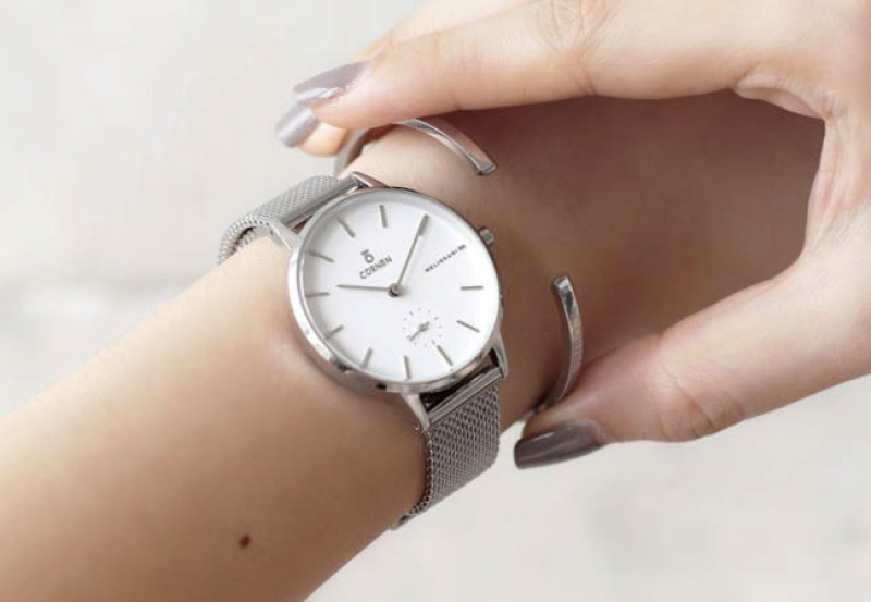 Hướng dẫn cách đeo đồng hồ dây kim loại chuẩn xác nhất