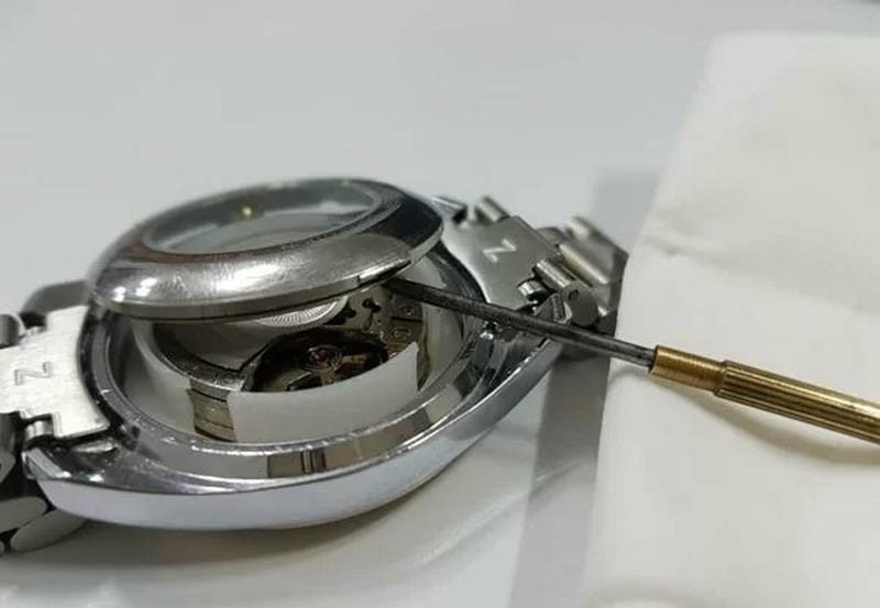 Cách tháo đồng hồ đeo tay đơn giản, chi tiết nhất