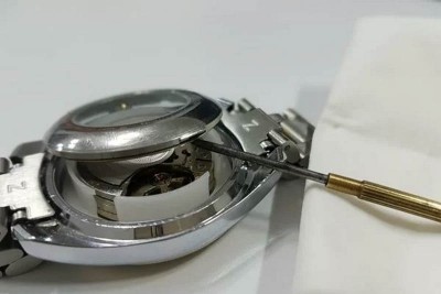 Cách tháo đồng hồ đeo tay đơn giản, chi tiết nhất