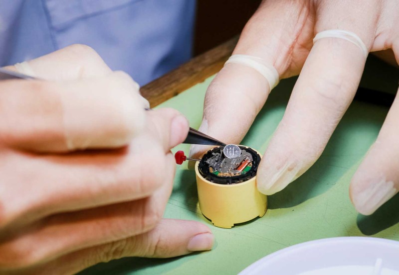 Thay pin đồng hồ đúng chuẩn hãng – yếu tố giúp tránh lỗi bộ máy