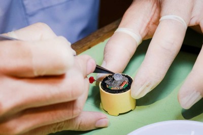 Thay pin đồng hồ đúng chuẩn hãng – yếu tố giúp tránh lỗi bộ máy