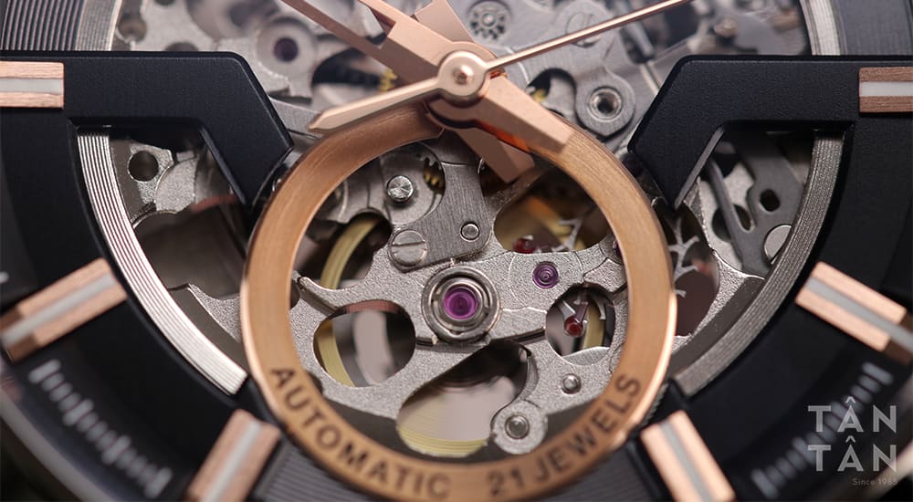 Đồng hồ Bulova 98A283 - Các chi tiết máy được cắt gọt chi tiết, tỉ mỉ