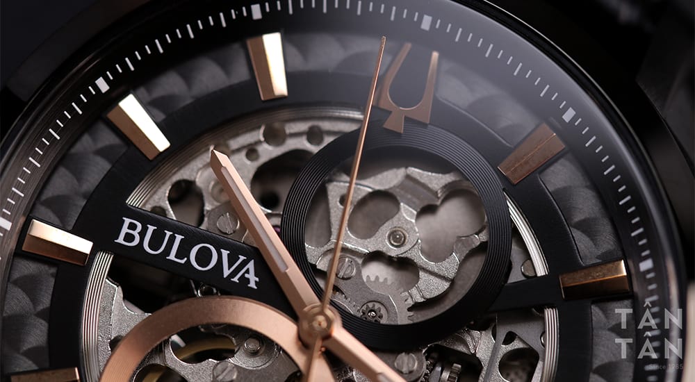 Đồng hồ Bulova 98A283 - Tên thương hiệu Bulova nổi bật cùng vân rẻ quạt chìm nổi rất bắt mắt