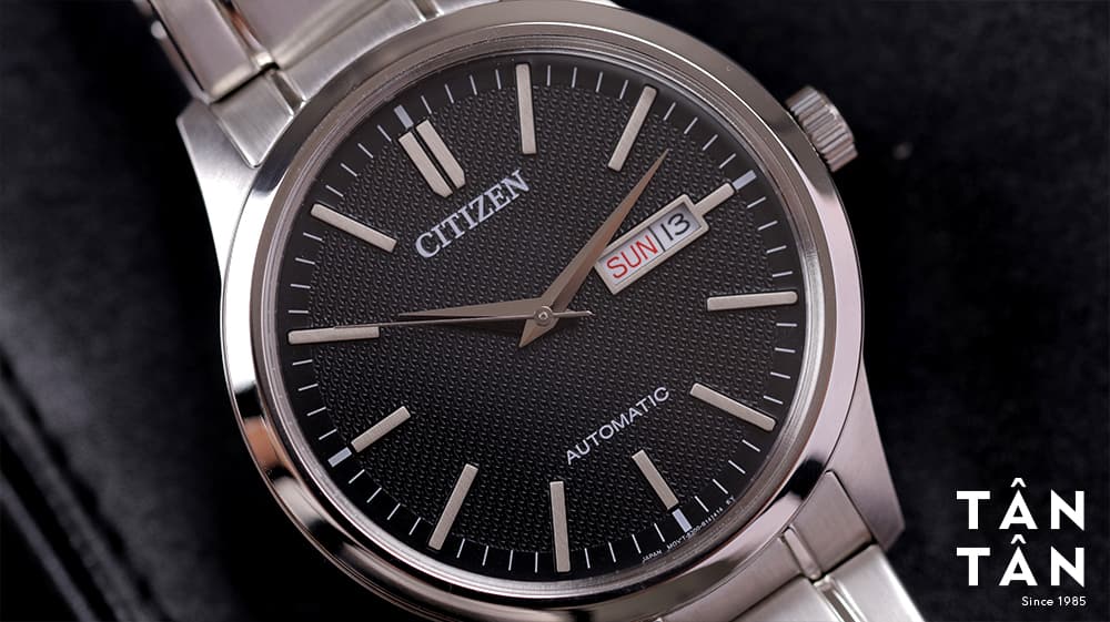 Đồng hồ Citizen - Mặt kính Sapphire trong suốt giúp người đeo quan sát dễ dàng ở mọi góc nhìn