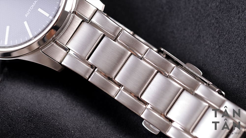 Đồng hồ Citizen - Dây đeo đánh thớ mờ xen lẫn hai đường chỉ được đánh bóng tạo điểm nhấn