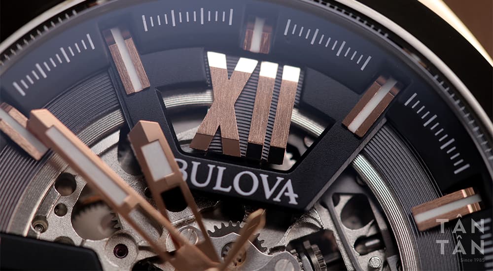 Đồng hồ Bulova 98A177 - Bộ kim và thương hiệu Bulova ở góc 12 giờ