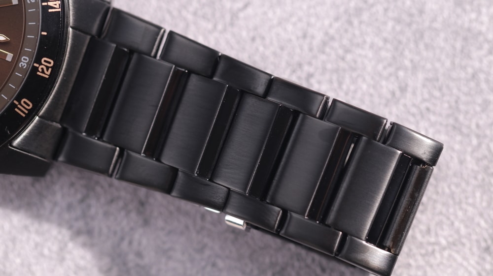 Đồng hồ Citizen AN3605-55X - Dây đeo kim loại và những mắt to chắc chắn