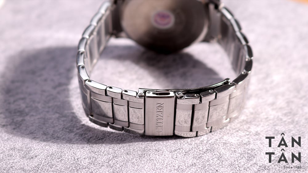 Đồng hồ Citizen AP1050-81L - Cận cảnh dây đeo kim loại của Citizen AP1050-81L