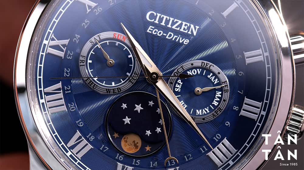 Đồng hồ Citizen AP1050-81L - Cọc số La Mã và kim bán nguyệt chỉ ngày của Citizen AP1050-81L