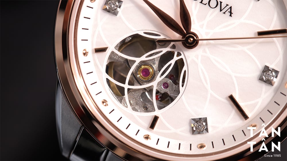 Đồng hồ Bulova 98P170 - Thiết kế hở van tim đầy nghệ thuật ở góc 8h thu hút ánh nhìn