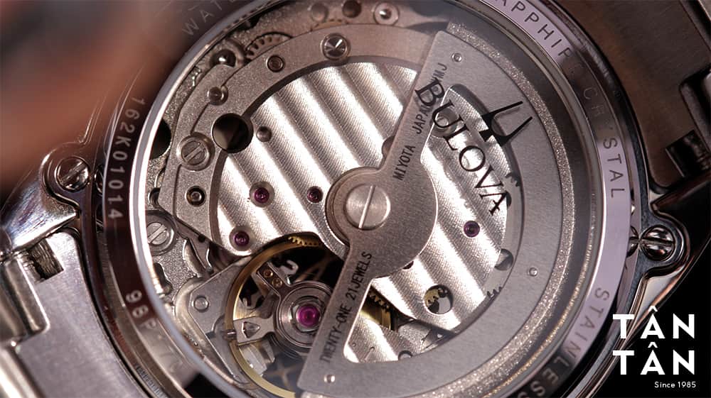 Đồng hồ Bulova 98P170 - Mặt đáy được trang bị kính Sapphire với độ hoàn thiện cao