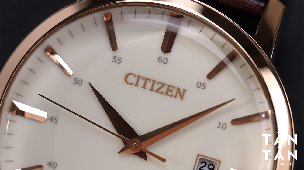 Đồng hồ Citizen BM7463-12A Tên thương hiệu được thể hiện tại góc 12 giờ