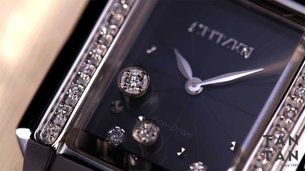 Đồng hồ Citizen EG7061-15E - Sử dụng bộ máy Eco-Drive siêu mỏng độc quyền