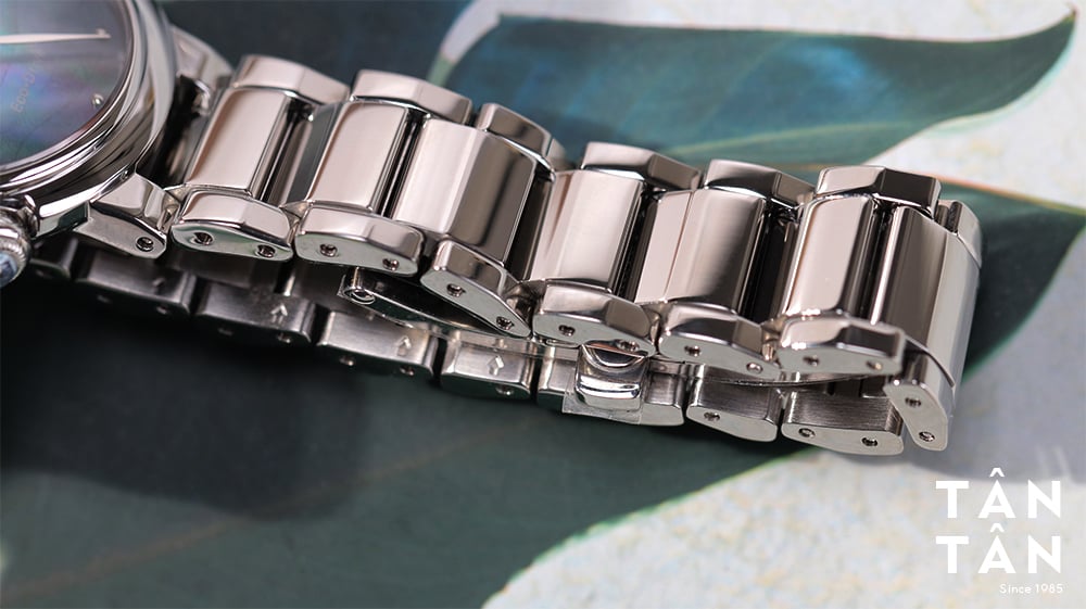 Đồng hồ Citizen EM0910-80N - Dây đeo ba mắt đặc trưng được đánh bóng bắt mắt