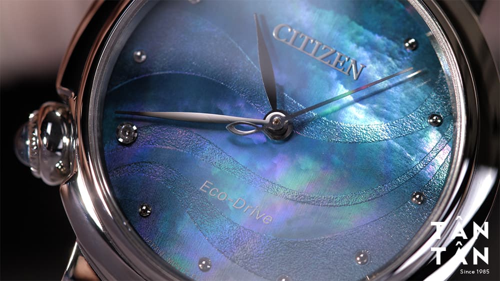 Đồng hồ Citizen EM0910-80N - Bộ vỏ bền bỉ cùng cọc số đính kim cương góc 8 giờ bắt mắt