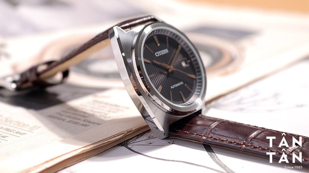 Đồng hồ Citizen NJ0101-03H - Vỏ đồng hồ được thiết kế chắc chắn, bền bỉ theo thời gian