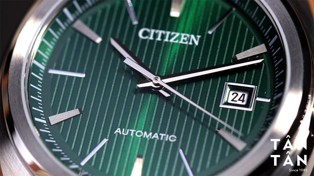 Đồng hồ Citizen NJ0101-78X Mặt số được bao phủ bởi màu xanh khổng tước