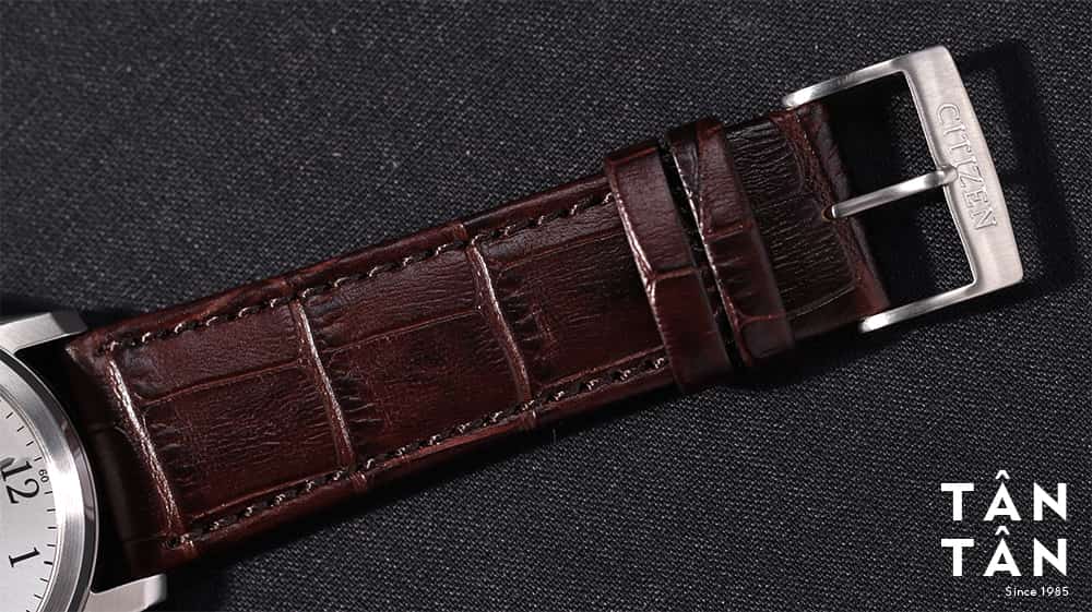 Đồng hồ Citizen AW1211-12A - Dây da nâu dập vân cá sấu của Citizen AW1211-12A