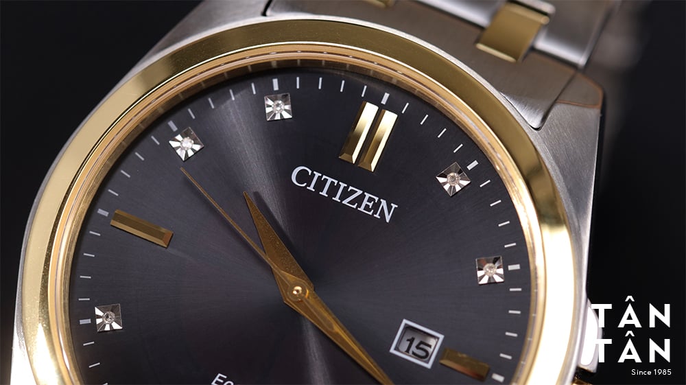 Đồng hồ Citizen BM7107-50E - Tên thương hiệu nổi bật tại góc 12 giờ và ô lịch ngày góc 3 giờ