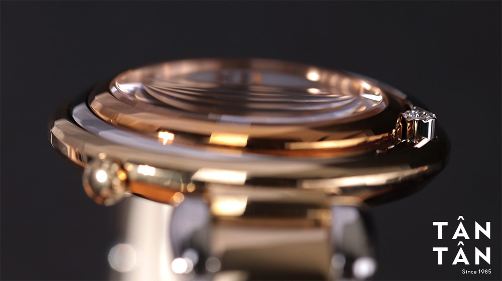 Đồng hồ Citizen EM0654-88D - Bộ vỏ với thiết kế nhiều tầng cùng mặt kính Sapphire cong hoàn hảo