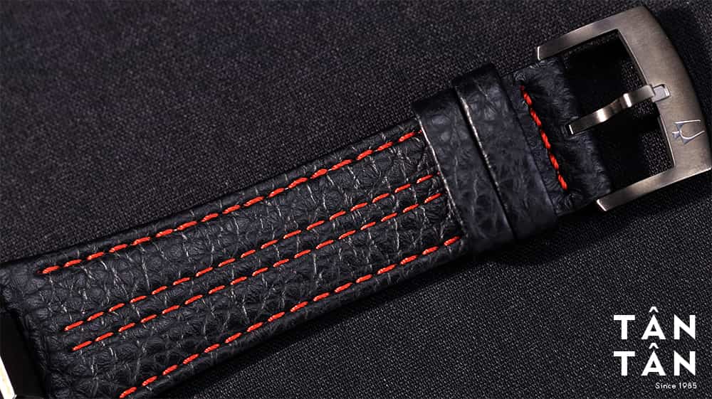 Đồng hồ Bulova 98A237 - Dây da may chỉ đỏ nổi bật cùng khóa cài truyền thống