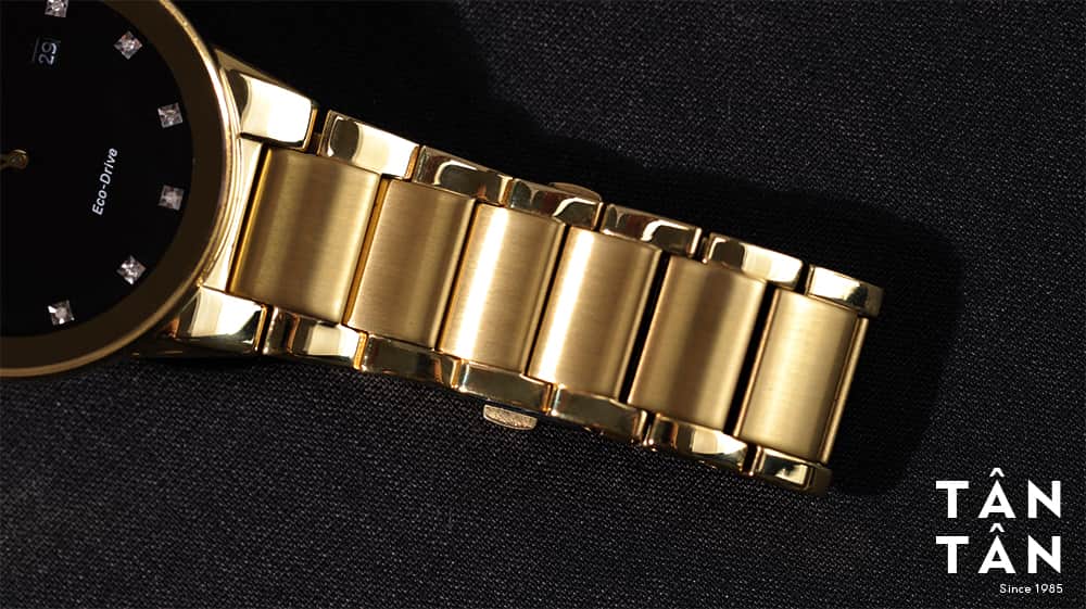 Đồng hồ Citizen AU1062-56G - Dây đeo 3 mắt sáng bóng của đồng hồ Citizen AU1062-56G