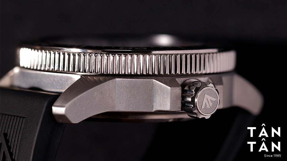 Đồng hồ Citizen BJ7110-11E - Bộ vỏ Super Titanium siêu bền cùng núm chỉnh khắc nổi logo Promaster