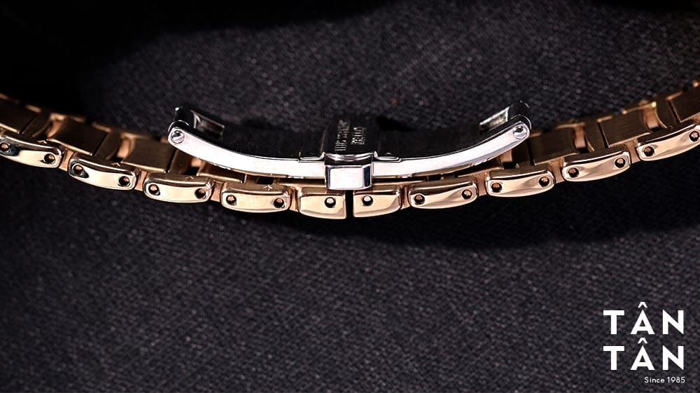 Đồng hồ Citizen EM0382-51D - Dây đeo bền bỉ tích hợp khóa bướm hai lớp tiện lợi