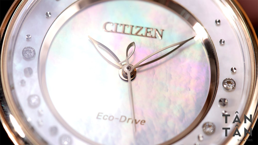 Đồng hồ Citizen EM0382-51D - Bộ kim hình lá với kim giây tạo hình chữ L uyển chuyển