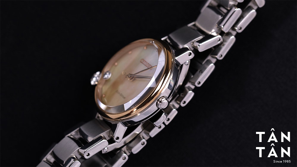 Đồng hồ Citizen EW5586-86Y - Bộ vỏ lấp lánh kết hợp cùng với núm chỉnh giờ đơn giản, thu hút