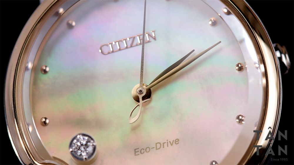 Đồng hồ Citizen EW5586-86Y Mặt số xà cừ kết hợp cùng kim giây cách điệu của đồng hồ Citizen EW5586-86Y