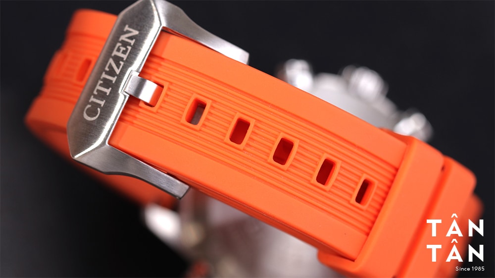 Đồng hồ Citizen JR406-18E - Dây đeo cao su bền bỉ cùng khóa cài chắc chắn