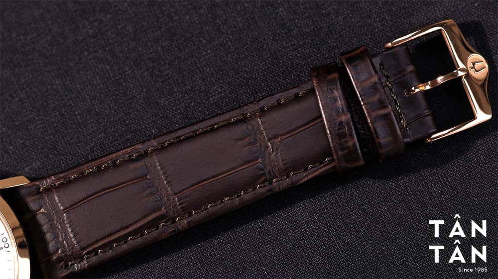 Đồng hồ Bulova 97A136 - Dây da nâu dập vân cá sấu được may tỉ mỉ, chắc chắn