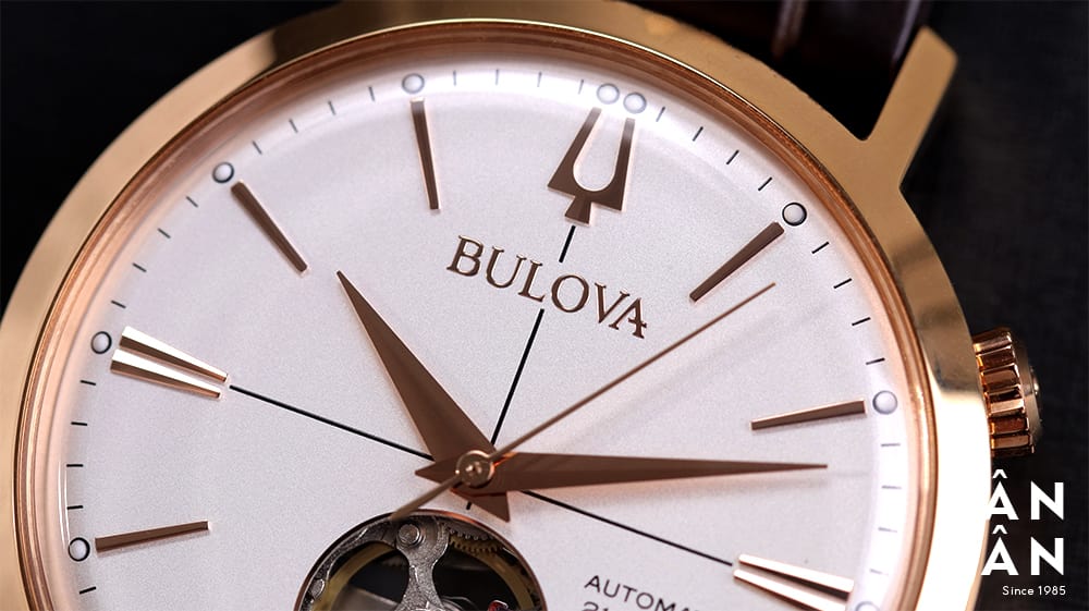 Đồng hồ Bulova 97A136 - Mặt số vân phun nhám cực kỳ tinh tế và ấn tượng cùng bộ kim Dauphine mạnh mẽ
