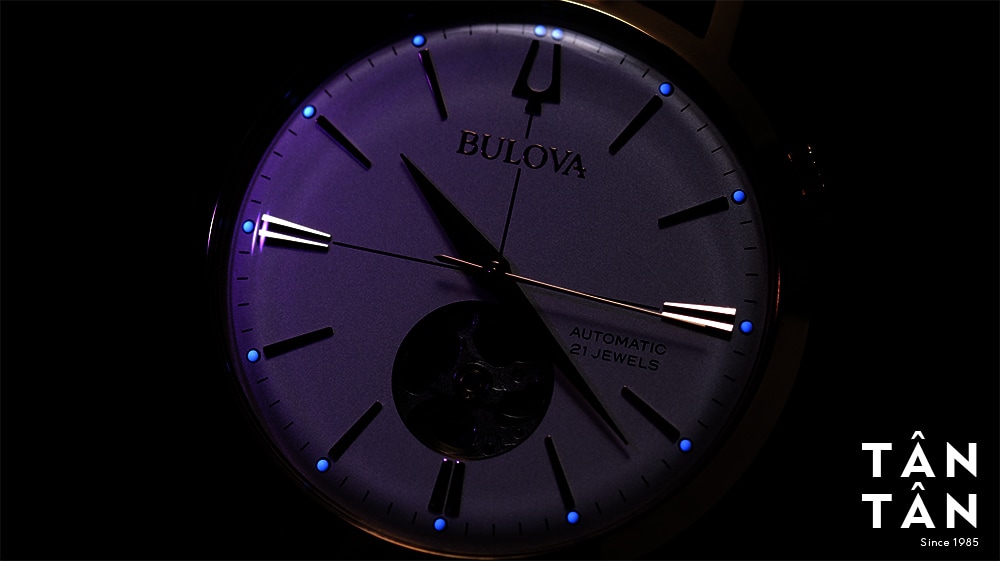 Đồng hồ Bulova 97A136 - Các điểm dạ quang ở vòng ngoài mặt số hỗ trợ xem giờ trong điều kiện thiếu sáng