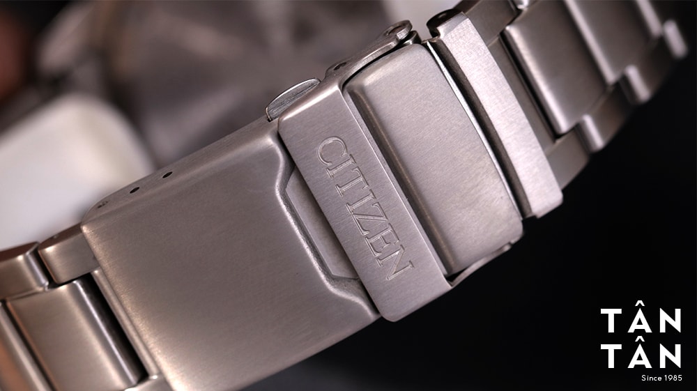 Đồng hồ Citizen BJ7111-86L - Khóa gập kép chắc chắn thường thấy trên những mẫu đồng hồ lặn cao cấp