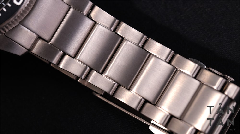 Đồng hồ Citizen BJ7111-86L - Dây Super Titanium có thiết kế 3 mắt chắc chắn