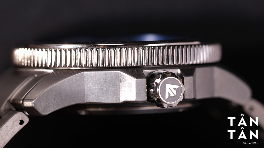 Đồng hồ Citizen BJ7111-86L - Bộ vỏ Super Titanium siêu bền cùng núm chỉnh khắc nổi logo Promaster