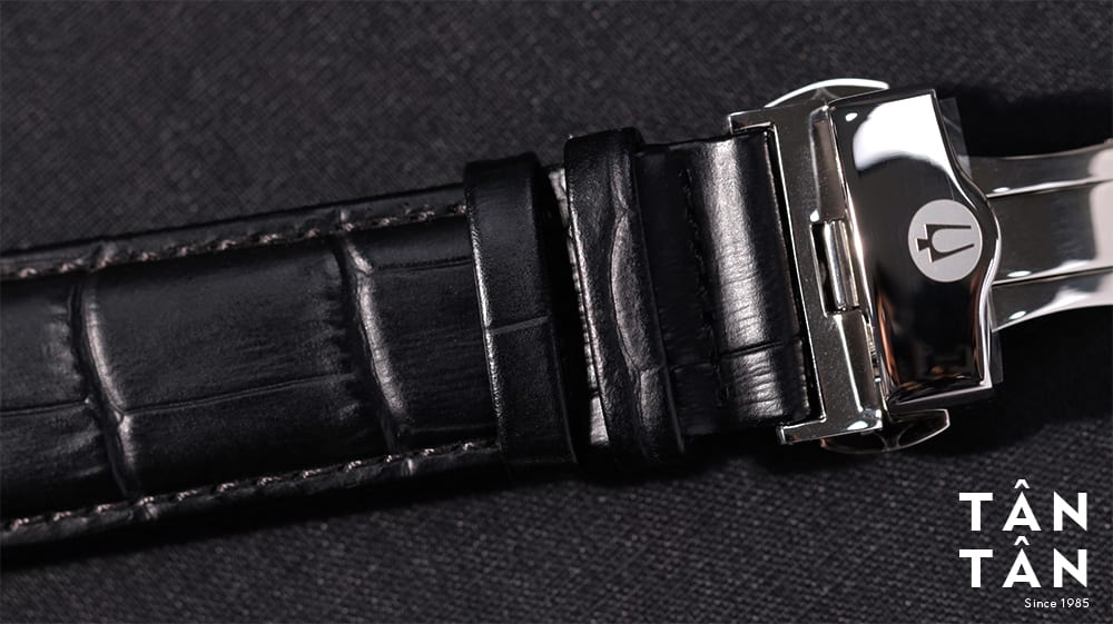 Đồng hồ Bulova 96C142 - Dây da đen dập vân cá sấu được may tỉ mỉ cùng khóa cân bằng tiện lợi