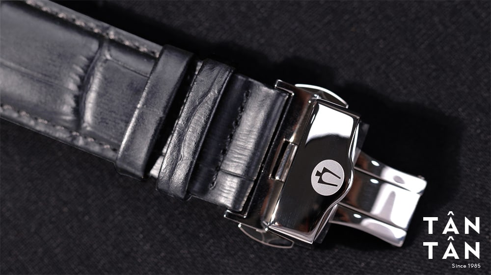 Đồng hồ Bulova 96C143 - Dây da đen dập vân cá sấu được may tỉ mỉ cùng khóa cân bằng tiện lợi