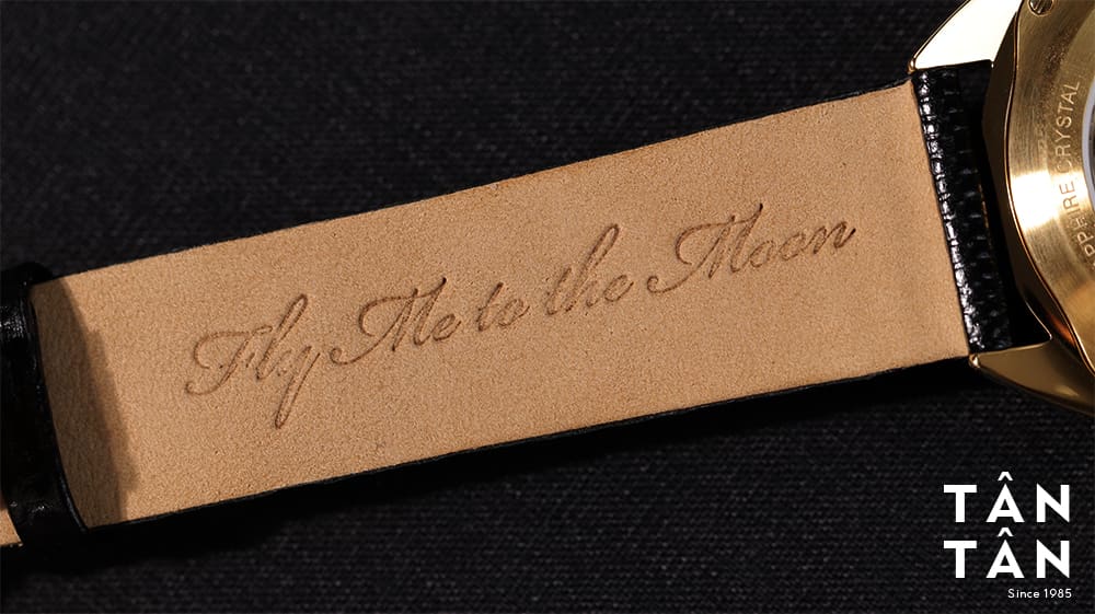 Đồng hồ Bulova 97B196 - Mặt sau dây đeo in đậm dấu ấn của bài hát