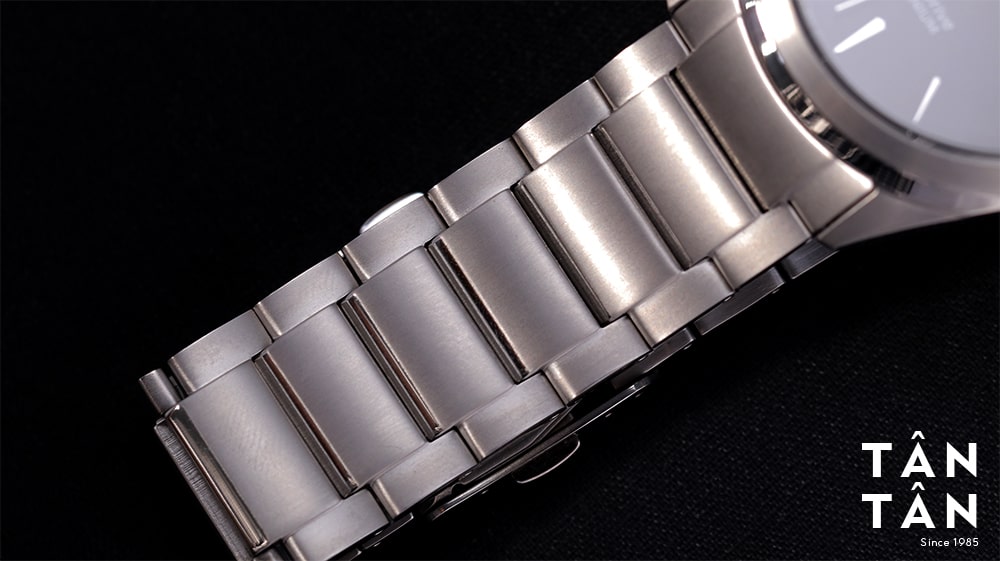 Đồng hồ Citizen BJ6520-82E - Dây Super Titanium có thiết kế 3 mắt chắc chắn