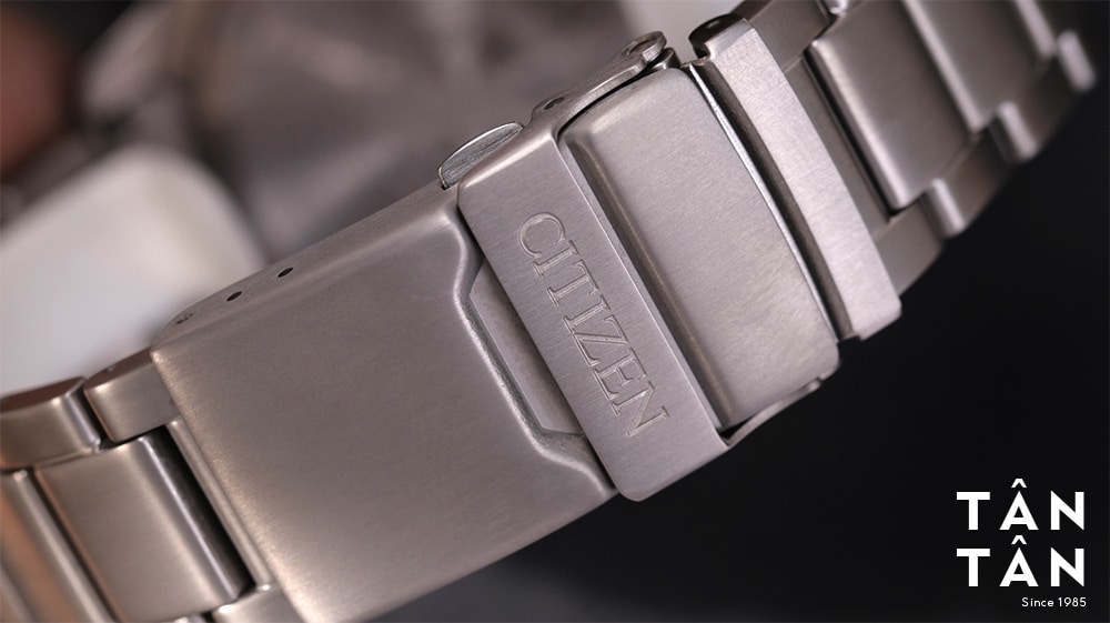Đồng hồ Citizen BJ7110-89E - Khóa gập kép chắc chắn thường thấy trên những mẫu đồng hồ lặn cao cấp