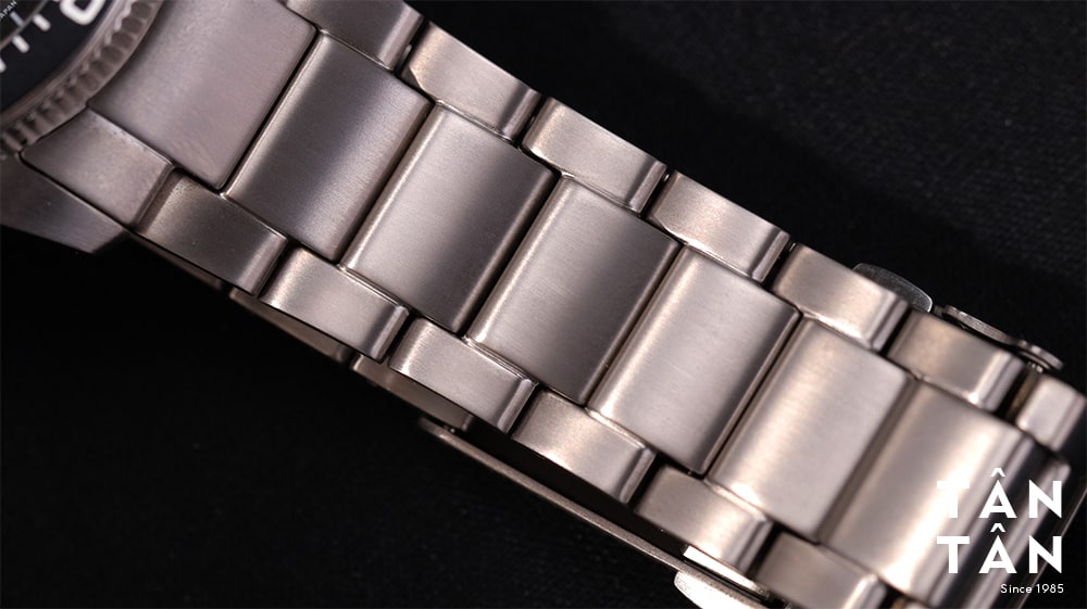 Đồng hồ Citizen BJ7110-89E - Dây Super Titanium có thiết kế 3 mắt chắc chắn