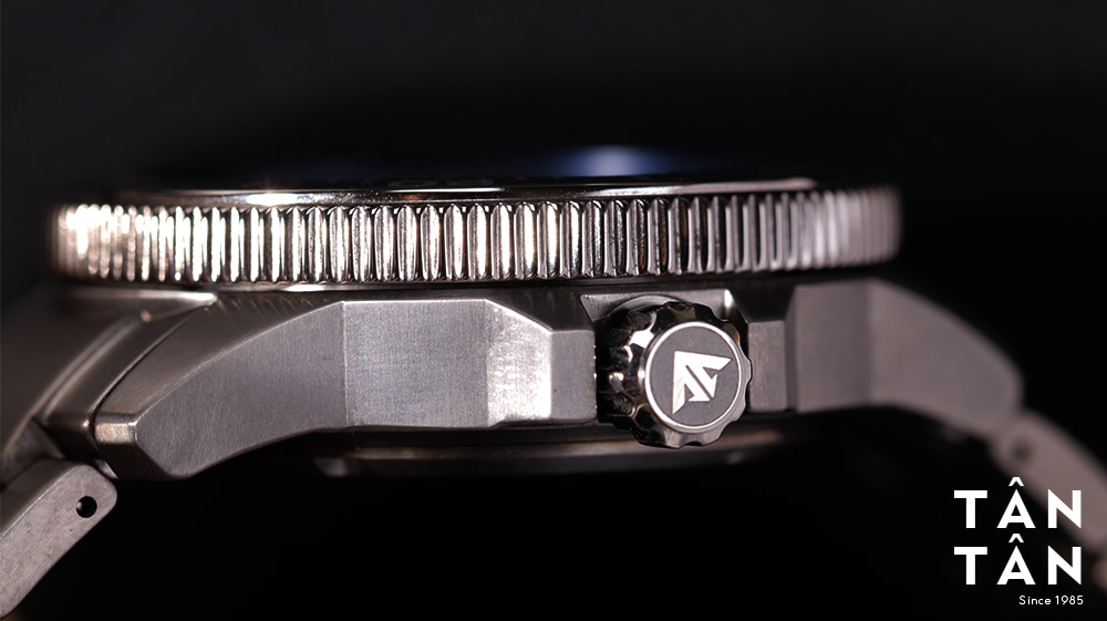 Đồng hồ Citizen BJ7110-89E - Bộ vỏ Super Titanium siêu bền cùng núm chỉnh khắc nổi logo Promaster