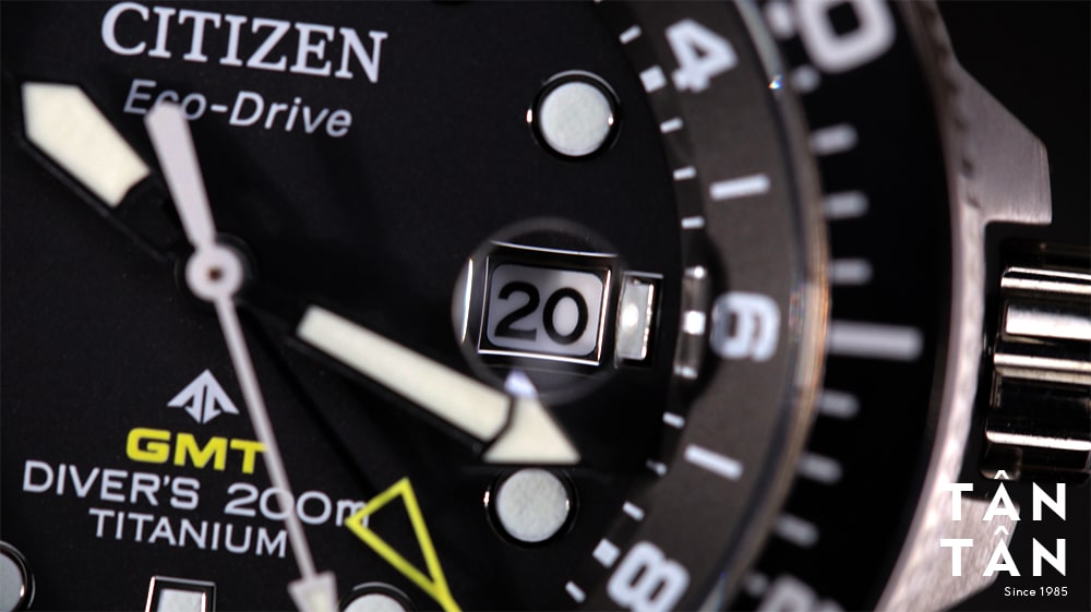 Đồng hồ Citizen BJ7110-89E - Mặt kính Sapphire có ô Cyclops phóng to lịch ngày